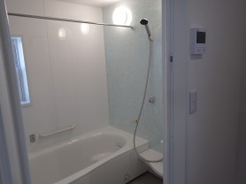 パナソニック バスルーム 「オフローラ」は、水はけのよい床に汚れがサッと落ちる浴槽が特徴。