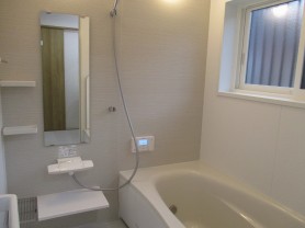 白で統一した明るい浴室